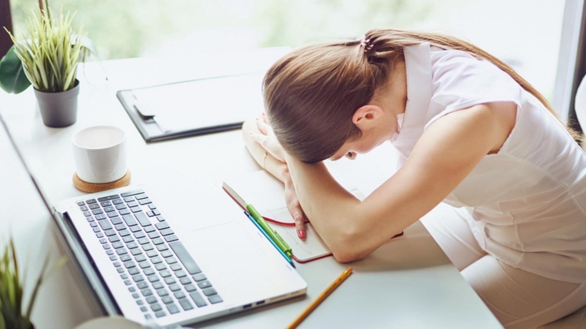 Estudiante enfocado en sesión de aprendizaje en línea